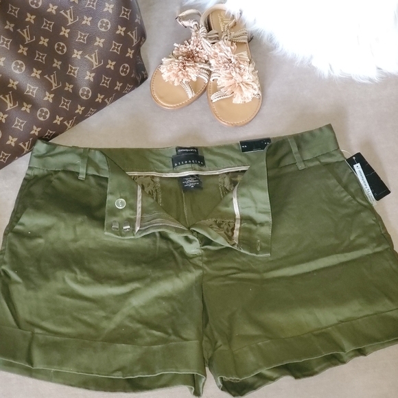 Shorts - Picture 3 of 4